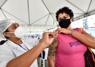 Nova Iguaçu vacina pessoas até 42 anos nesta semana