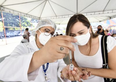 Nova Iguaçu vacina pessoas entre 27 e 29 anos nesta semana