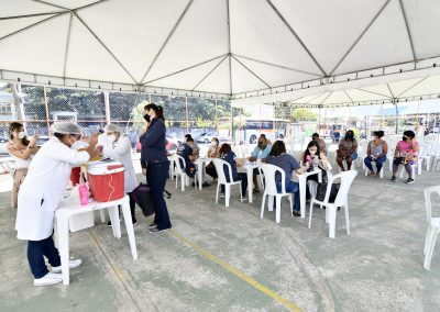 Nova Iguaçu vacina pessoas de 18 a 21 anos contra Covid-19 nesta semana