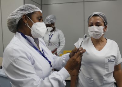 Nova Iguaçu é o primeiro município do Rio a aplicar dose de reforço em profissionais da saúde