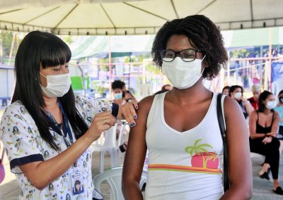 Nesta terça-feira (14) Nova Iguaçu vacina adolescentes de 15 anos