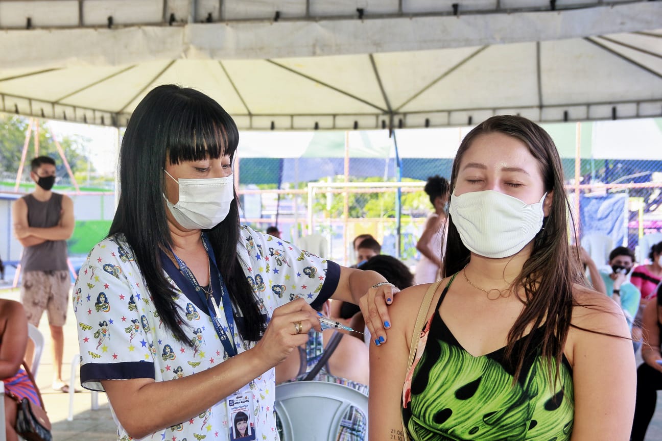 Nova Iguaçu aplica primeira dose para pessoas acima de 12 anos e dose de reforço contra a Covid-19 para quem foi vacinado com a Janssen e outros imunizantes nesta semana