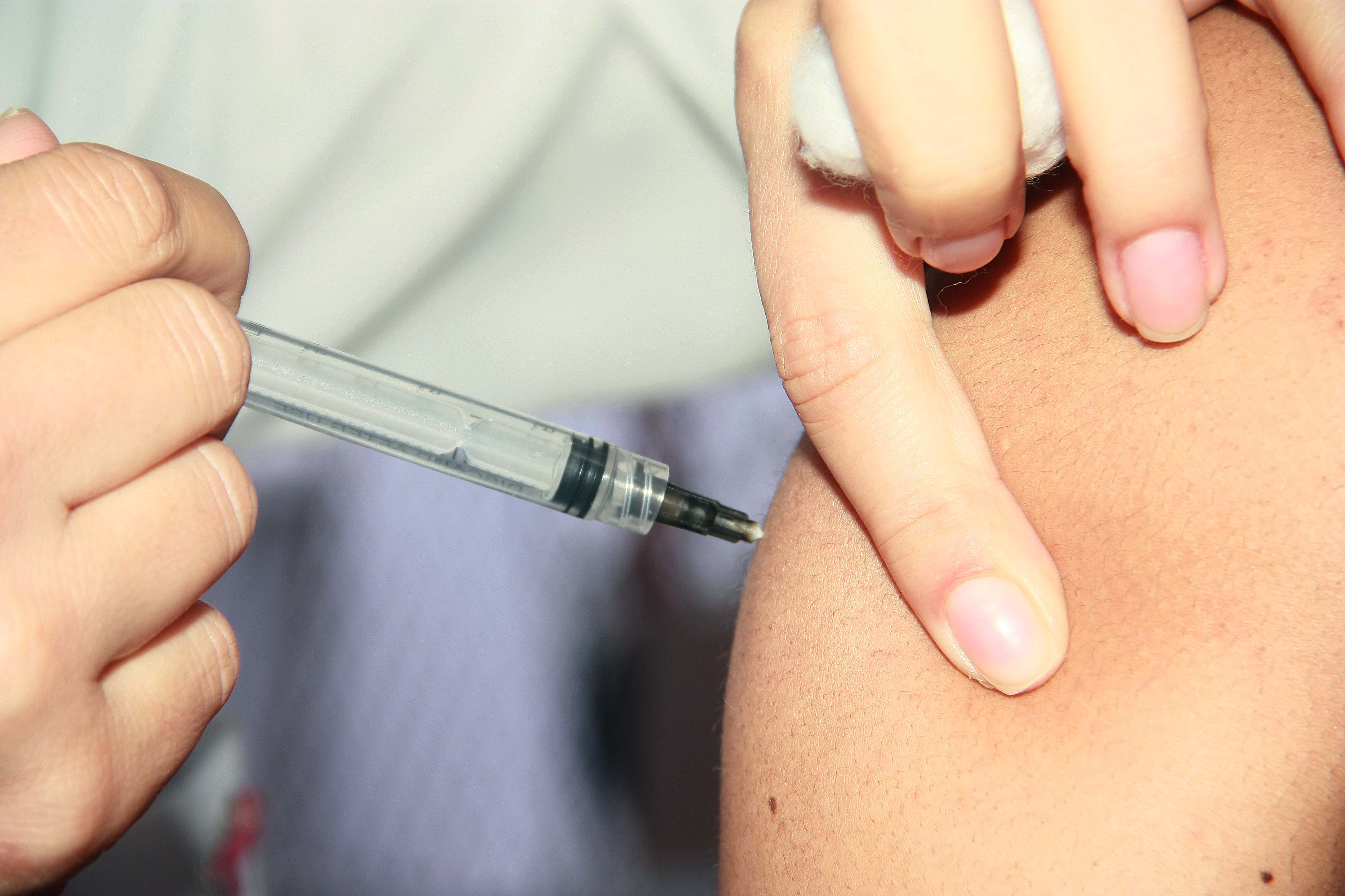 Nesta quinta-feira (16) pessoas com 51 anos receberão a dose de reforço contra COVID-19 em Nova Iguaçu