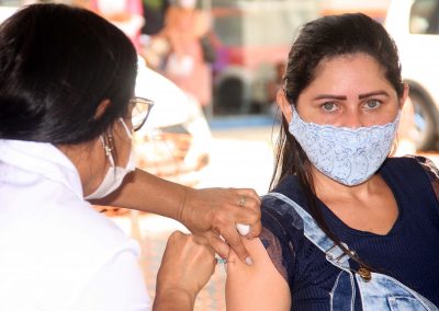 Nova Iguaçu vacina com a dose de reforço pessoas de 56 anos nesta terça-feira (30). Primeira dose será aplicada aos maiores de 12 anos e a segunda conforme agendamento de retorno