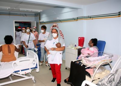 Mariana Bulhões celebra o Natal com as famílias internadas