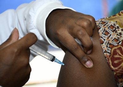 Nova Iguaçu aplica dose de reforço em pessoas maiores de 30 anos nesta quarta-feira (29)