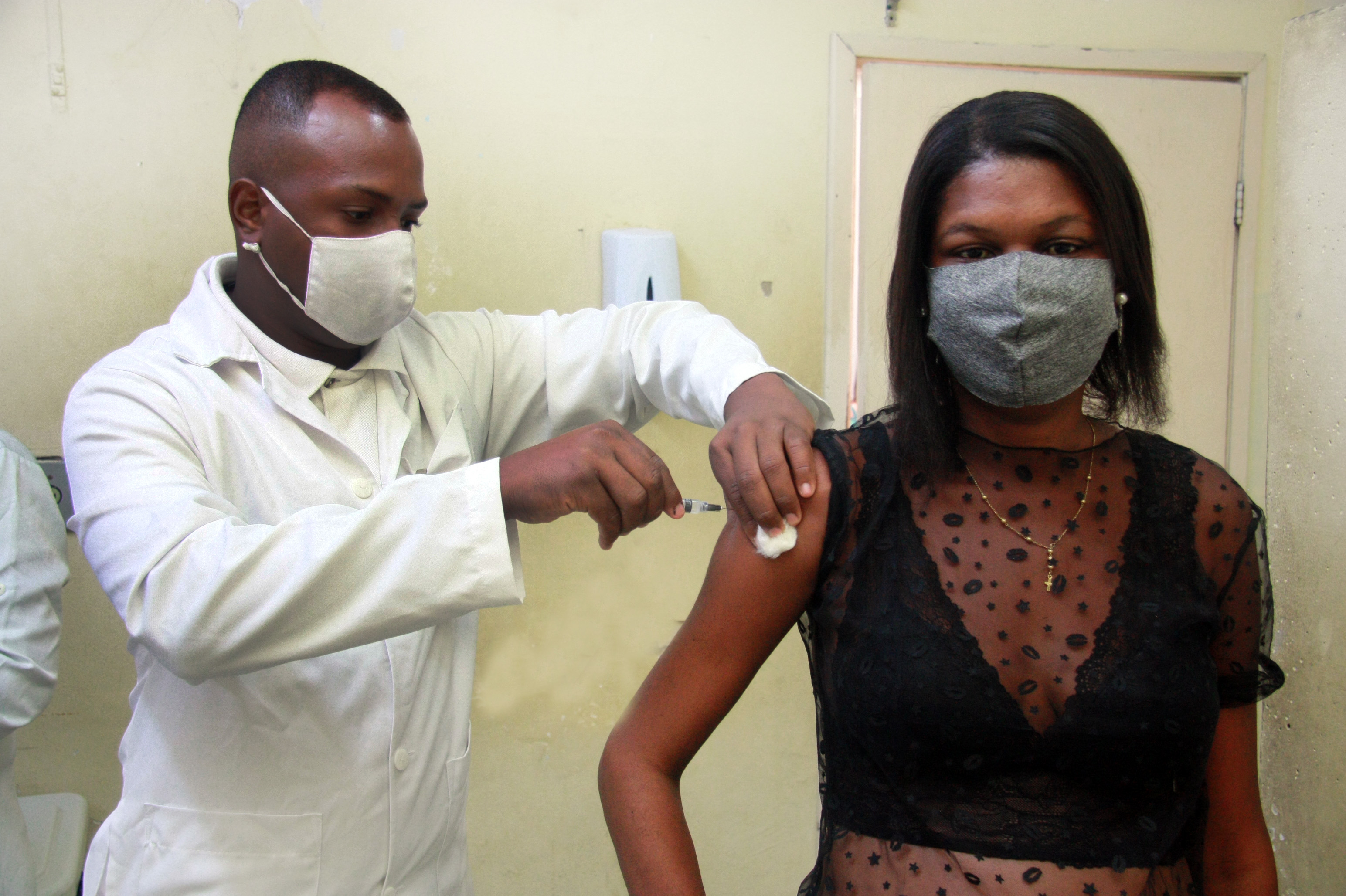 Nova Iguaçu vacina com dose de reforço pessoas acima de 18 anos nesta semana