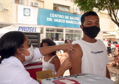 Nova Iguaçu vacina com dose de reforço pessoas acima de 55 anos contra COVID-19 nesta sexta-feira (3)