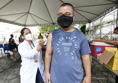 Nova Iguaçu vacina com dose de reforço pessoas acima dos 20 anos nesta terça-feira (11)