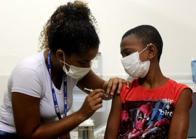 Crianças de 9 anos serão vacinadas contra a Covid-19 nesta terça-feira (01/02) em Nova Iguaçu