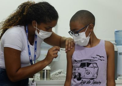 Crianças de 8 anos seguem sendo vacinadas contra Covid-19 nesta quinta-feira (03) em Nova Iguaçu