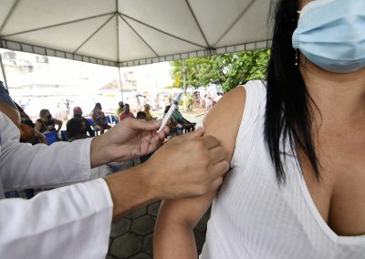 Nova Iguaçu vacina pessoas acima de 12 anos neste sábado (5)