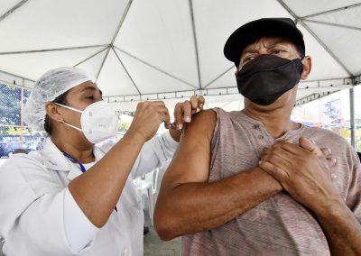 Nova Iguaçu vacina pessoas acima de 12 anos contra Covid-19 neste sábado (19)