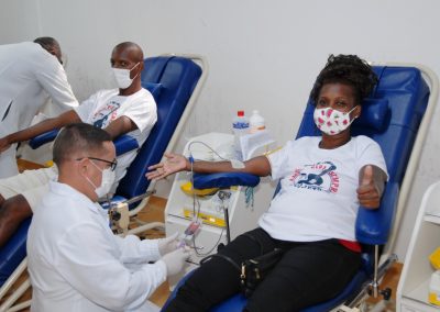Hospital Geral de Nova Iguaçu recebe doações de sangue de integrantes de roda de samba