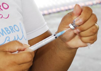 Pessoas com mais de 30 anos já podem ser vacinadas com a segunda dose de reforço contra Covid-19 em Nova Iguaçu