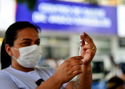 Campanha de vacinação bivalente contra covid-19 segue nesta quinta-feira (2) em Nova Iguaçu