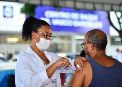 Nova Iguaçu aplica vacina bivalente contra covid-19 nesta terça-feira (7)