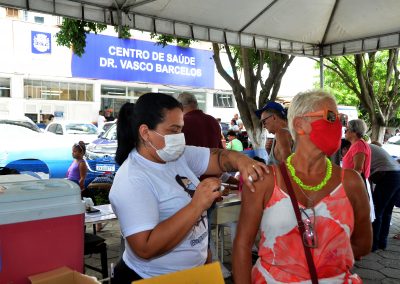 Nova Iguaçu aplica vacina bivalente contra covid-19 nesta sexta-feira (10)