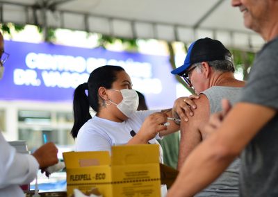 Nova Iguaçu aplica vacina bivalente contra covid-19 em idosos acima de 60 anos nesta quarta-feira (8)