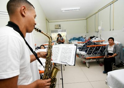 Musicoterapia ajuda nos cuidados dos pacientes internados no HGNI e na Maternidade Mariana Bulhões