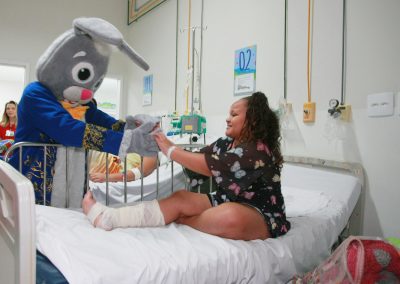 Crianças do Hospital Geral de Nova Iguaçu recebem a visita do coelho da Páscoa