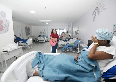 Musicoterapia anima os pacientes do Hospital Iguassú Maternidade Mariana Bulhões