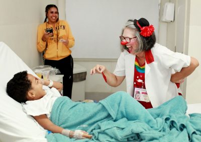 Palhaças do Projeto Alegria oferecem acolhimento humanizado aos pacientes do HGNI