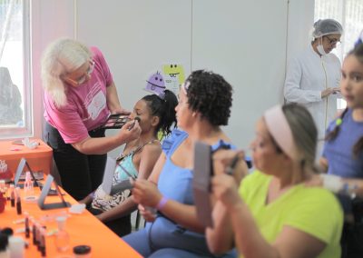 Mães e acompanhantes de crianças recebem serviços de beleza oferecidos pelo HGNI