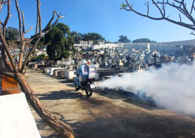 Nova Iguaçu reforça combate à dengue com motofog em áreas de difícil acesso