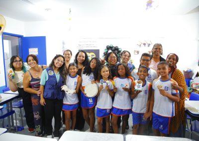 Alunos surdos de Nova Iguaçu aprendem a transformar bitucas de cigarro em arte