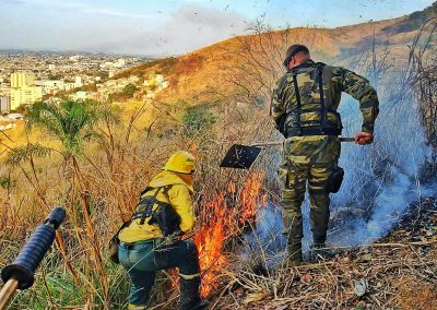 Agentes da Prefeitura e brigadistas voluntários combatem incêndios na APA Gericinó Mendanha