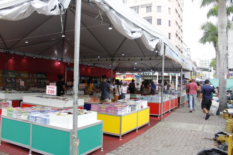 Feira Literária de Nova Iguaçu oferece livros de vários gêneros ...