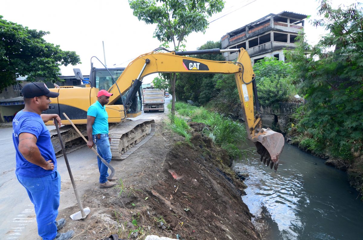 Prefeitura de Nova Iguaçu inicia obra em rio de Santa Eugênia Prefeitura de Nova Iguaçu