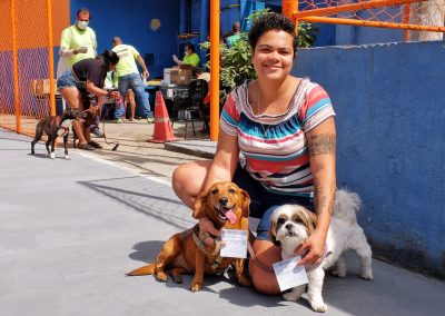 Cães e gatos são vacinados contra a raiva em Nova Iguaçu