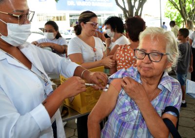 Nova Iguaçu aplica vacina bivalente contra Covid-19 neste sábado (18)