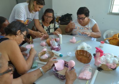 Oficina de biscuit melhora qualidade de vida e é alternativa para idosos iguaçuanos que buscam renda extra